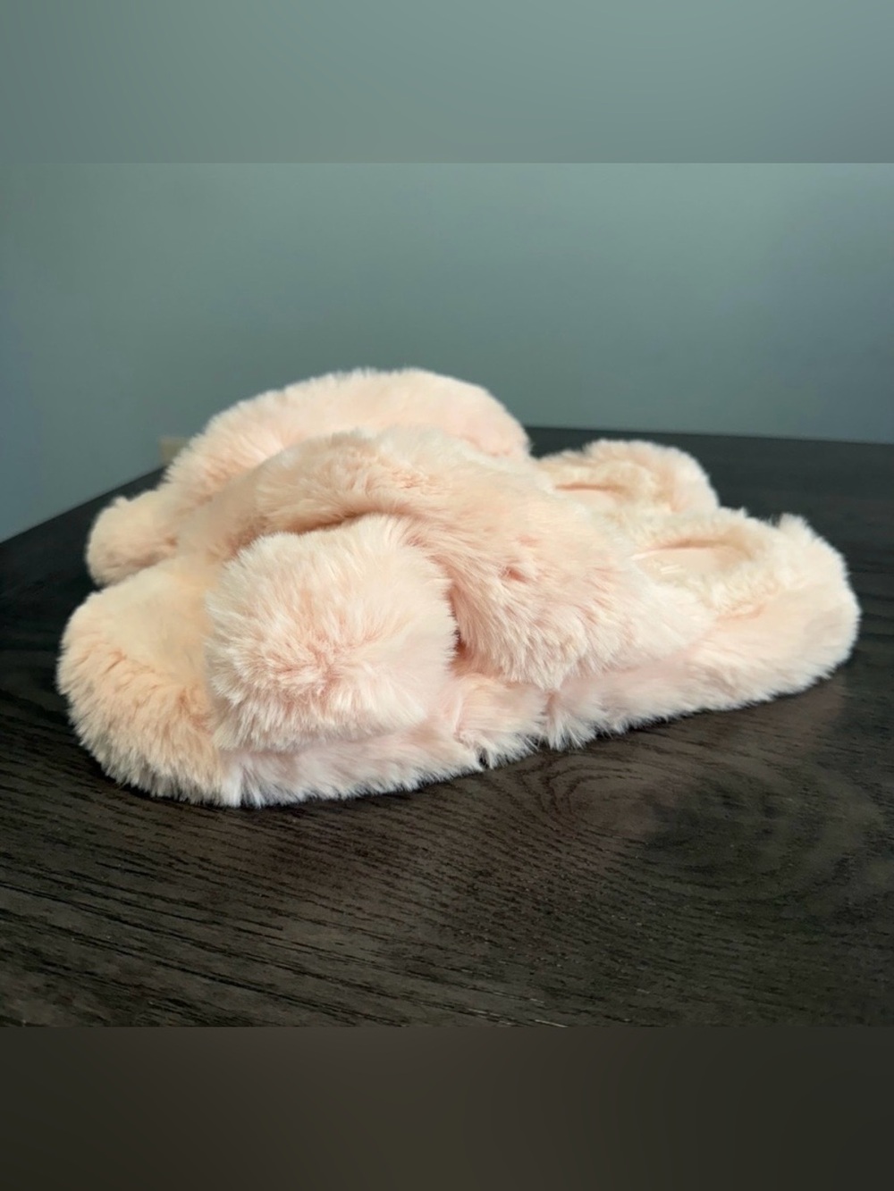H&M Women’s Fluffy pink crossover mule Faux Fur slippers Size 10‎